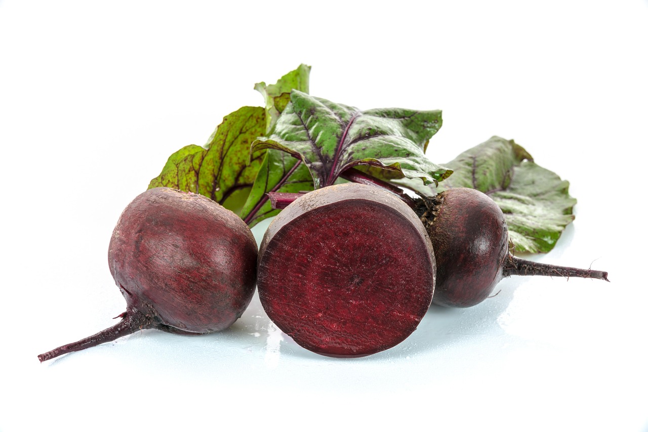 red beets, vegetables, leaves, culinary blog, healthy lifestyle, vitamins, vegetable juice, beetroot, vegetarianism, veganism, antioxidants, plot, agriculture, harvest, ecological, nature, natural, without fertilizers, no chemicals, home production